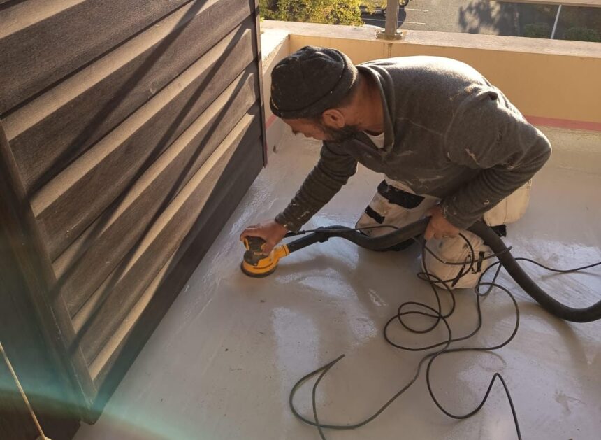 Ragréage, ponçage, réparation de maçonnerie, renforcement des angles et application de 4 couches de résine liquide